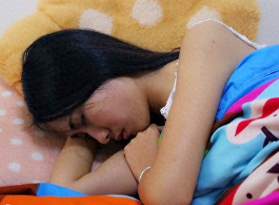 選擇右側(cè)臥或仰臥，同時將頭部適當抬高，有助于血液回流，減少心臟壓力