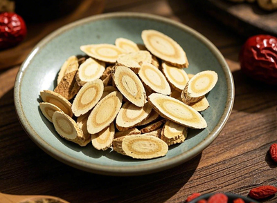 黃芪含有黃芪甲苷、黃芪多糖、黃酮類化合物、氨基酸等多種有效成分