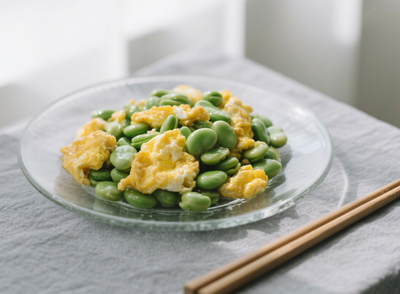 蠶豆和雞蛋一起炒制，雞蛋中的優(yōu)質蛋白質與蠶豆中的蛋白質互補，提高了蛋白質的營養(yǎng)價值，同時口感豐富，味道鮮美