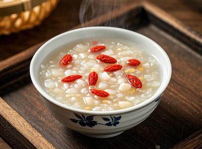 早餐時(shí)喝一碗粥是不錯(cuò)的選擇，經(jīng)過(guò)一夜的消耗，身體需要補(bǔ)充能量，此時(shí)喝粥能快速被吸收，為一天的活動(dòng)提供動(dòng)力