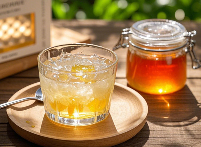 對于經(jīng)常便秘的人群來說，每天清晨空腹飲用一杯溫的冬蜜水，能有效改善便秘情況，讓腸道更加通暢