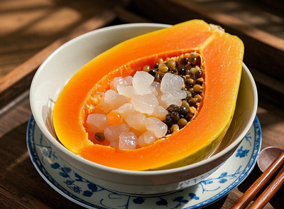 木瓜燉雪蛤是一道滋補(bǔ)養(yǎng)顏的經(jīng)典甜品，尤其適合女性食用