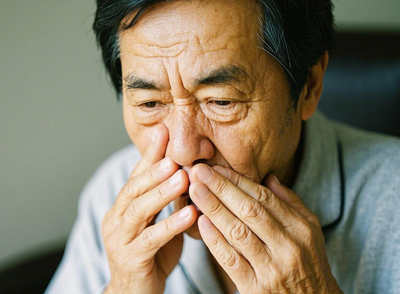 如果咳嗽未能將異物排出，可以嘗試催吐