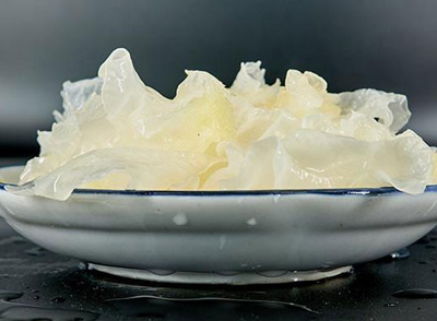 銀耳是傳統(tǒng)的滋陰潤燥食材，富含膠質(zhì)、膳食纖維和多種氨基酸