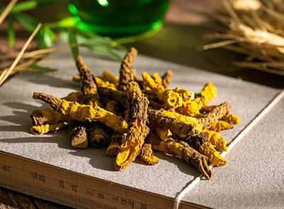含黃連、黃芩等中藥成分，在酒精的作用下，其抗菌消炎的效果可能會(huì)大打折扣，影響疾病的治療進(jìn)程
