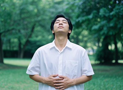 呼吸時(shí)可配合“漸進(jìn)式肌肉放松”，吸氣時(shí)繃緊腳趾，屏息時(shí)保持，呼氣時(shí)松開