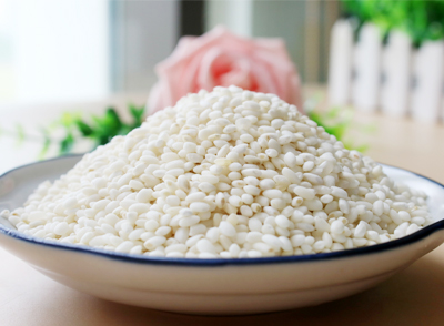 糯米中含有一定量的蛋白質(zhì)，雖然含量相較于豆類、肉類等不算高，但其中包含了多種人體必需氨基酸