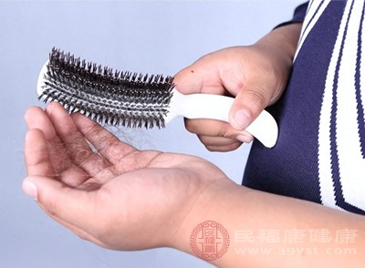 每次洗頭都能抓下超過20根頭發(fā)，且排水口堆積成團(tuán)，吹干后頭皮可見明顯空隙，就需警惕