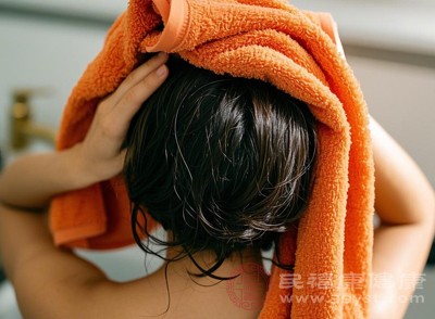 頭發(fā)變得纖細(xì)易斷，最終形成難以掩蓋的寬發(fā)縫