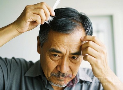 早禿導(dǎo)致的發(fā)際線后移，會讓額角或前額形成明顯的“直角”
