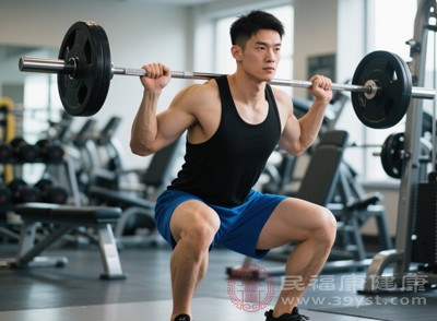 深蹲時，股四頭肌、臀大肌、腘繩肌等下肢大肌肉群集體發(fā)力，同時髖、膝、踝三個關(guān)節(jié)協(xié)調(diào)配合，考驗肌肉力量與關(guān)節(jié)靈活性的平衡