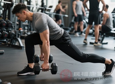 單腿硬拉看似簡(jiǎn)單，卻能暴露身體的“對(duì)稱性”和平衡能力