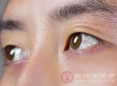 原本清晰的視力在短時(shí)間內(nèi)急劇下降，看東西時(shí)視野中像是有黑影或暗點(diǎn)遮擋，無(wú)論是看遠(yuǎn)處的景物還是近處的文字，都顯得模糊不清