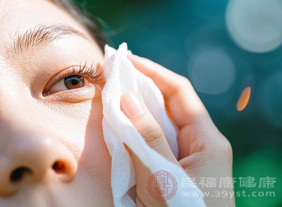 強(qiáng)直性脊柱炎等免疫性疾病也可能先表現(xiàn)為眼部的慢性炎癥，出現(xiàn)持續(xù)充血、疼痛等癥狀