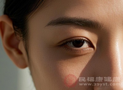 眼瞼上的腫塊可能是良性的，如霰粒腫，但也有可能是惡性腫瘤，如基底細(xì)胞癌、鱗狀細(xì)胞癌等