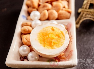 夏季代謝快，若盲目節(jié)食易導(dǎo)致氣血不足，可減少主食量但增加蛋白質(zhì)攝入，如早餐加一個(gè)雞蛋，午餐搭配豆腐、瘦肉