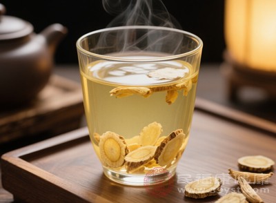 黃芪麥冬茶，取黃芪5克、麥冬10克煮水，補(bǔ)氣而不燥，生津而不寒