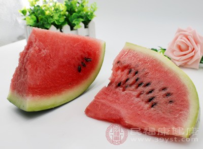 午后吃1小塊常溫西瓜(不超過(guò)100克)，補(bǔ)充水分又不影響晚餐食欲