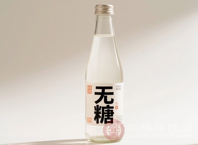 無(wú)糖飲料用代糖替代蔗糖，熱量低卻會(huì)干擾大腦的飽腹感信號(hào)