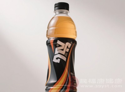 選飲料時(shí)看配料表，若“白砂糖”等在前三位就避開；植物蛋白飲料選無(wú)添加糖且蛋白質(zhì)含量≥3%的