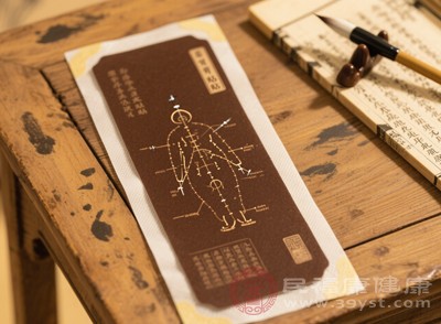 將特定中藥制成藥膏，貼敷在相應(yīng)穴位上，借助天時(shí)和藥物的雙重作用，達(dá)到溫通經(jīng)絡(luò)、散寒祛濕、增強(qiáng)機(jī)體抵抗力的目的