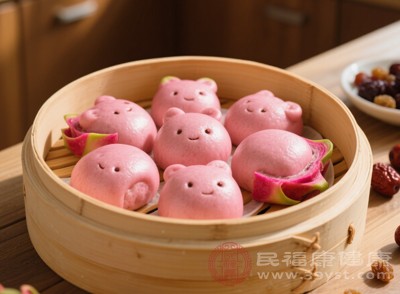 把火龍果皮打成汁，用來(lái)和面，制作成面條、饅頭、餃子皮等面食