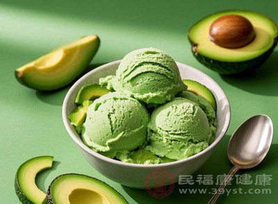 冷飲、冰淇淋、生魚(yú)片等生冷食物，會(huì)使子宮收縮，導(dǎo)致經(jīng)血排出不暢，加重痛經(jīng)癥狀