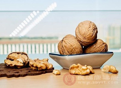 堅(jiān)果類食物如花生、核桃等，富含優(yōu)質(zhì)油脂、蛋白質(zhì)、維生素E和多種礦物質(zhì)