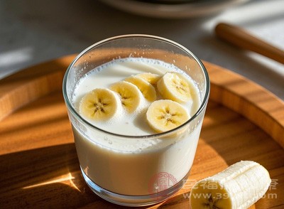 將香蕉切片加入酸奶中，做成美味的香蕉酸奶杯