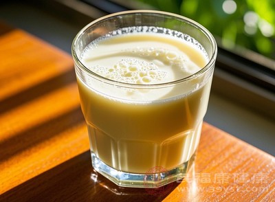 牛奶同樣是營養(yǎng)價值極高的飲品，富含優(yōu)質(zhì)蛋白質(zhì)、鈣、磷、維生素D等營養(yǎng)物質(zhì)
