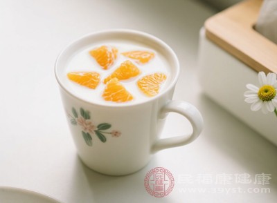 當(dāng)牛奶進(jìn)入胃中，胃內(nèi)的胃酸(pH值約為1.5-3.5)環(huán)境本身就呈強酸性，比橙子的酸性(pH值約為3-4.5)更強