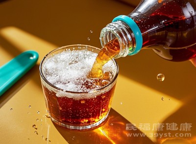 長期大量飲用可樂，可能導致體內(nèi)鈣缺乏，進而影響骨骼健康