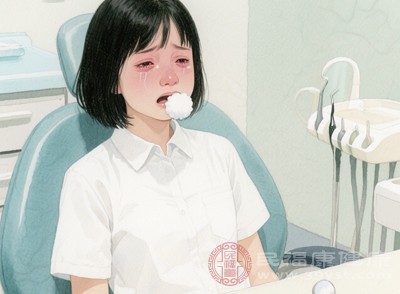 術后24小時內(nèi)，應避免用舌頭舔舐拔牙創(chuàng)口，也不要用手指觸摸或用吸管吸吮口腔