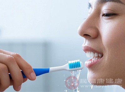術(shù)后第二天開始，可以正常刷牙，但要避開拔牙創(chuàng)口