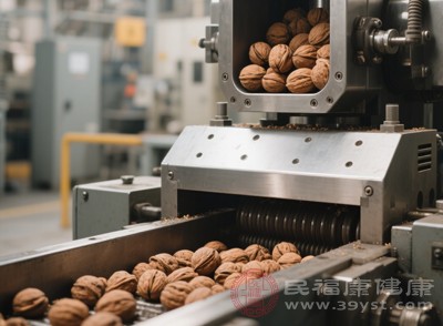 核桃富含油脂，過量食用會加重腸胃負擔(dān)，導(dǎo)致消化不良
