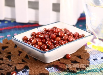 赤小豆與紅豆外觀(guān)相似，但祛濕功效更強(qiáng)，具有利水消腫、解毒排膿的作用