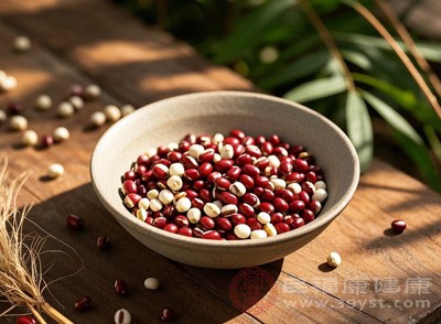 食用紅豆薏米后，膳食纖維在胃腸道內(nèi)吸水膨脹，使人產(chǎn)生飽足感，從而降低食欲，控制飲食量