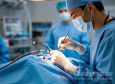 當保守治療效果不佳，或痔瘡癥狀嚴重，如內痔脫出不能回納、外痔疼痛劇烈、混合痔嵌頓等情況，通常需要考慮手術治療