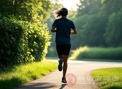 每天進(jìn)行30分鐘左右的有氧運(yùn)動(dòng)，如快走、慢跑、游泳等，能加速血液循環(huán)和新陳代謝，緩解肢體水腫
