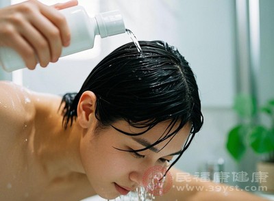 用手腕內(nèi)側(cè)試水溫，感覺溫?zé)岵粻C為宜，既能有效清潔又能保護(hù)頭皮
