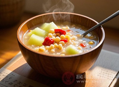 冬瓜蓮子湯：冬瓜清熱利水，蓮子健脾養(yǎng)心，適合每日食用