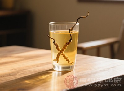 使用蟲草泡水，務(wù)必在醫(yī)生的指導(dǎo)下進(jìn)行，嚴(yán)格控制用量，避免因不當(dāng)使用對身體造成不良影響