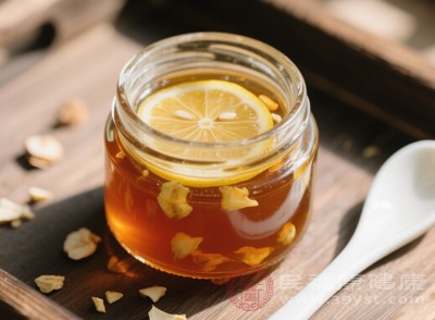 小火慢熬能使檸檬、冰糖和川貝母充分融合，釋放出有效成分，同時保證膏體的口感和品質(zhì)