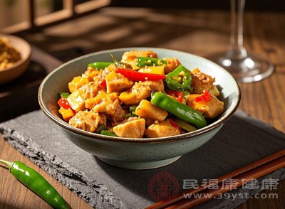 對(duì)于一些已經(jīng)變質(zhì)的隔夜菜，如出現(xiàn)異味、變色、發(fā)黏等情況，即使加熱也不能食用，因?yàn)榧?xì)菌產(chǎn)生的毒素可能無法通過加熱完全消除