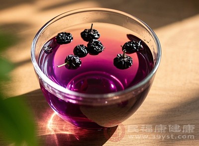 黑枸杞在水中會(huì)逐漸釋放出迷人的紫色或藍(lán)色(因水質(zhì)酸堿度不同而變色)，形成一杯色彩絢麗且營(yíng)養(yǎng)豐富的養(yǎng)生飲品