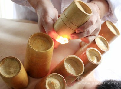 拔罐時(shí)，罐內(nèi)負(fù)壓使皮膚表面形成充血或瘀血現(xiàn)象，同時(shí)也會(huì)導(dǎo)致皮膚毛孔擴(kuò)張