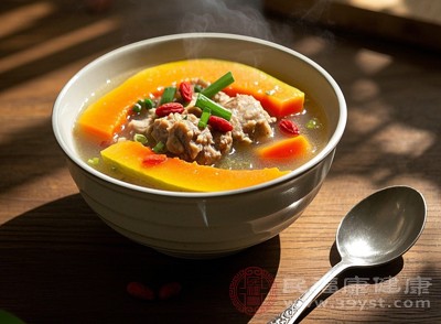 木瓜的清甜與排骨的鮮美相結(jié)合，湯汁濃郁，營(yíng)養(yǎng)豐富，具有健脾益胃、強(qiáng)筋壯骨的作用