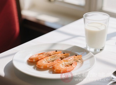 許多人都有同時(shí)食用牛奶和蝦的經(jīng)歷，但并沒(méi)有出現(xiàn)不適癥狀