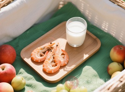一般來(lái)說(shuō)，每天飲用300-500毫升牛奶，食用50-100克蝦較為適宜