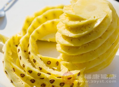 菠蘿中含有多種有機(jī)酸，如蘋果酸、檸檬酸等，這些有機(jī)酸賦予了菠蘿獨(dú)特的酸甜口感